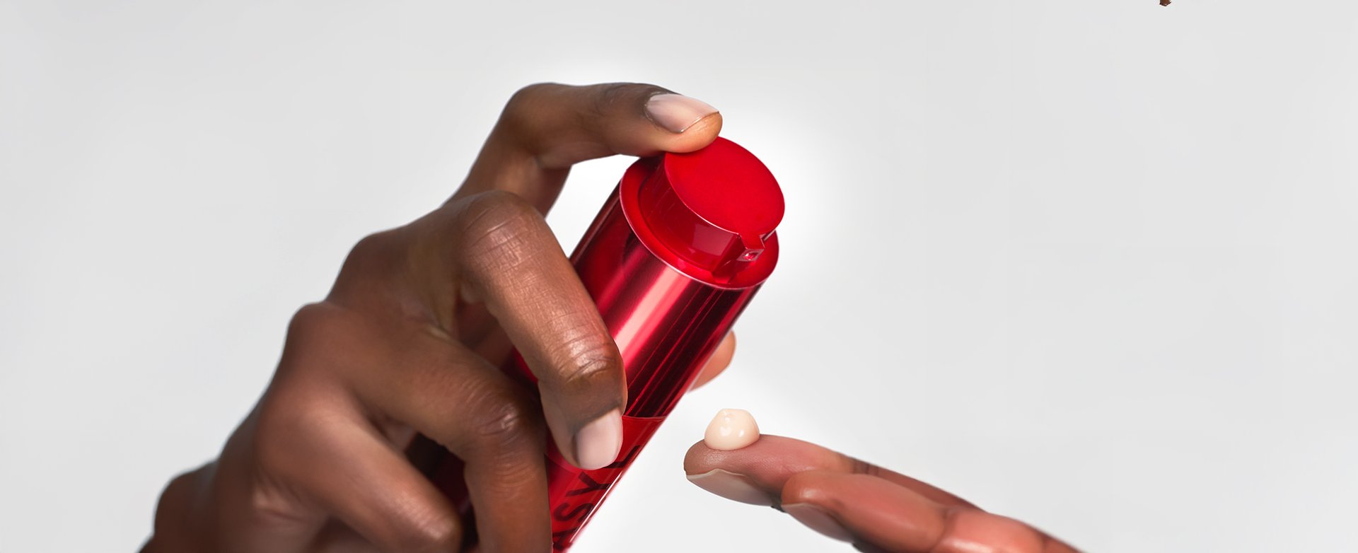 Clinical skincare infographic showing L'Oréal Paris Melasyl™ Creamy-Serum bottle and the 3-step cellular melanin interception method for fading age spots and sun damage 