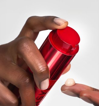 Clinical skincare infographic showing L'Oréal Paris Melasyl™ Creamy-Serum bottle and the 3-step cellular melanin interception method for fading age spots and sun damage